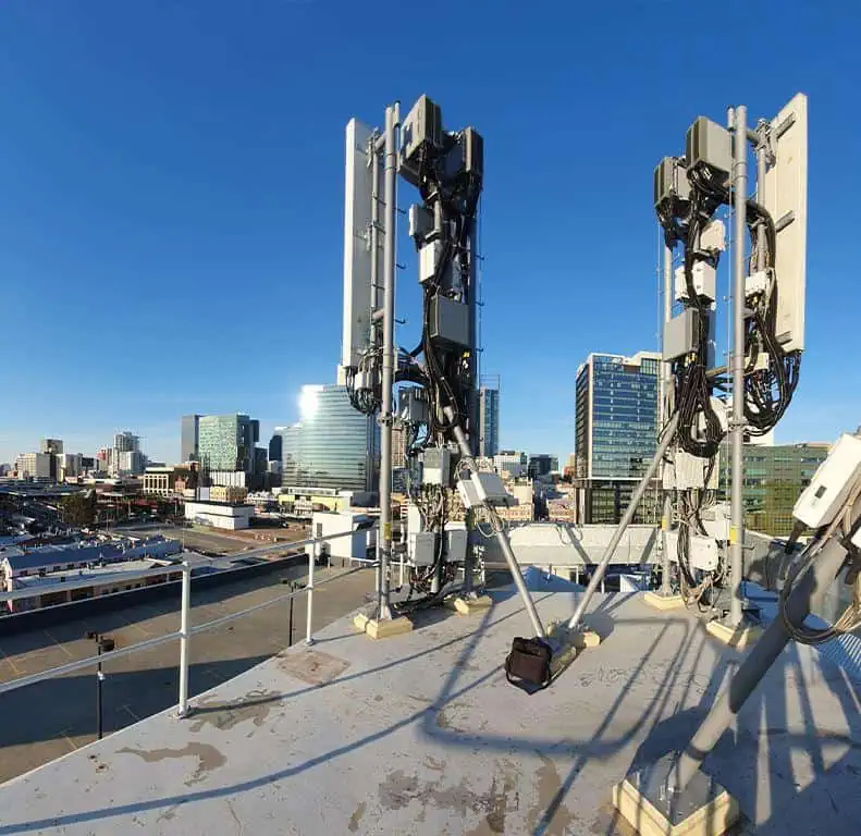Rooftop cellular antennas providing reliable connectivity across an urban area